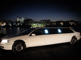 7 Seater Ford Fairlane Stretch Limo Side View At Night
